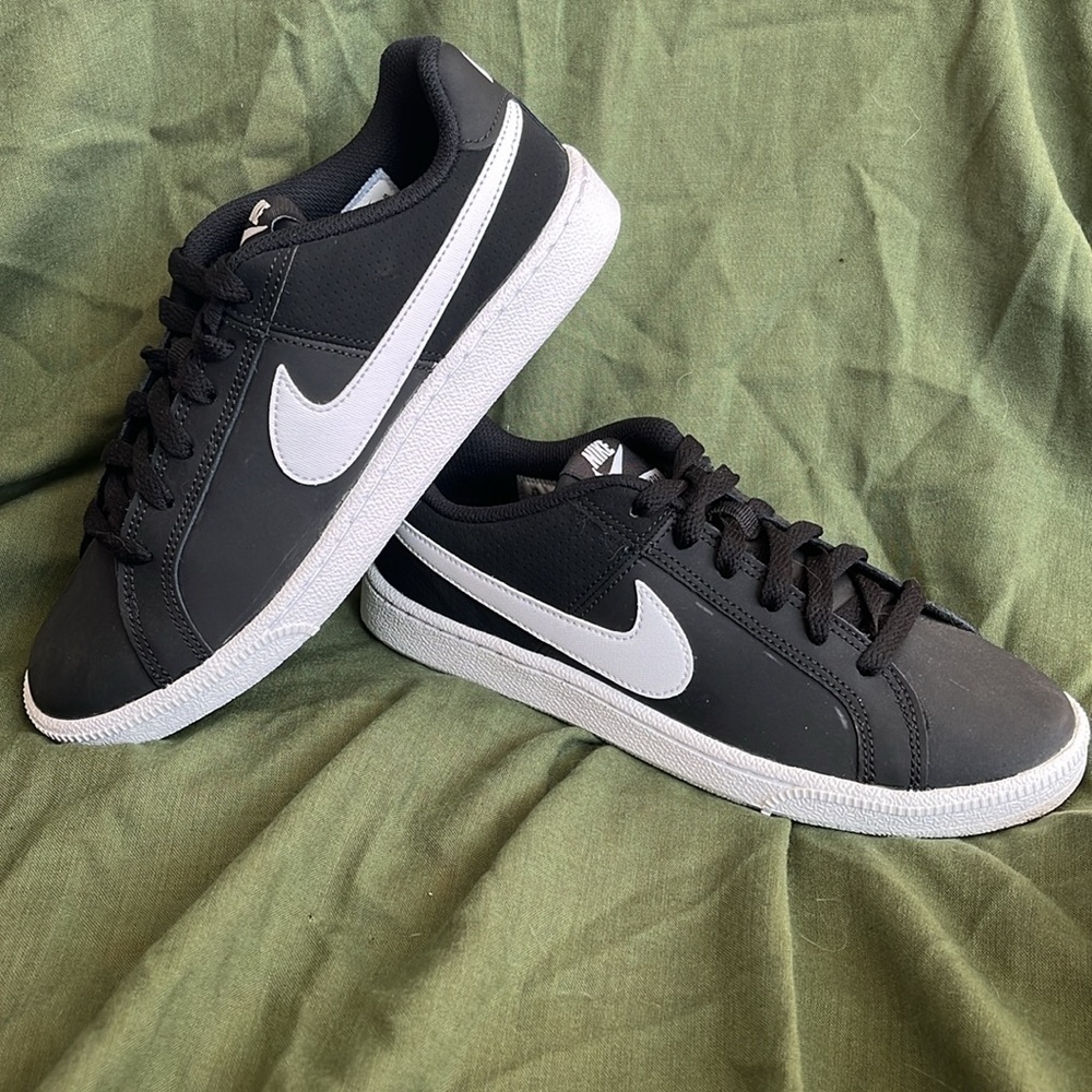 Brand New Nike Court Royale Black & White Lace Up Sneakers Throwback Trainers
